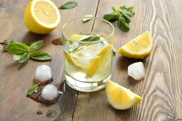 Лимонад со льдом, ломтиками лимона и мятой — стоковое фото