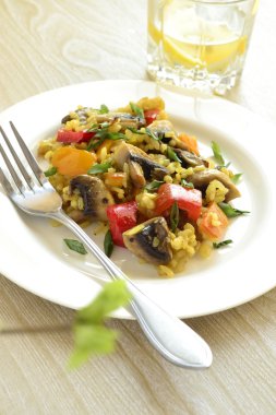 Safran pirinç sebze ve mantar ile