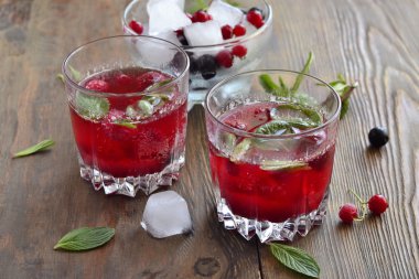 Canlandırıcı yaz içeceği bardaklarda çilek ile