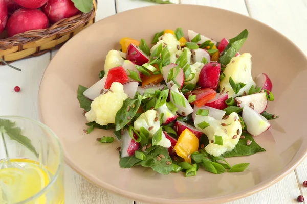 Ensalada con coliflor, rábano, pimiento dulce y verduras — Foto de Stock