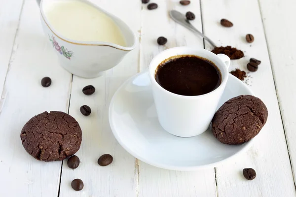 Bolachas de chocolate e amendoim com café — Fotografia de Stock