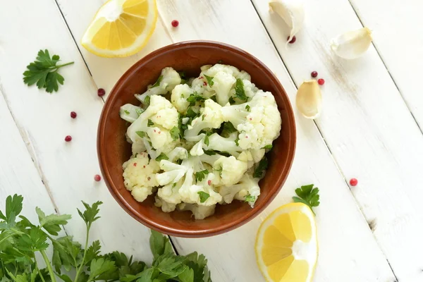 Cauliflower with garlic and parsley in lemon sauce — Stock Photo, Image