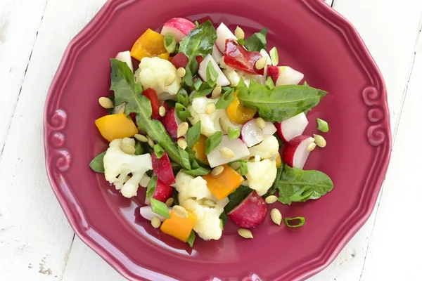 Салат с цветной капустой, редис, сладкий перец и зелень — стоковое фото