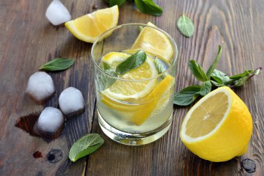 buz, limon dilimleri ve nane ile limonata