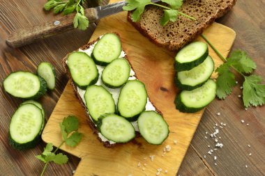 krem peynir, salatalık ve Salantro ile sandviç