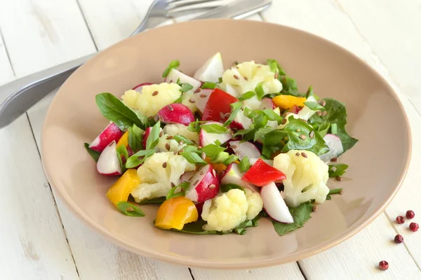 Salad with cauliflower, radish, sweet pepper and greens — Stock Photo, Image
