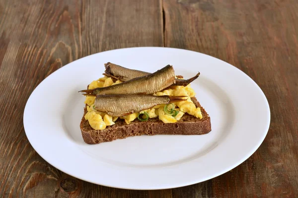 Сэндвич с яичницей и брызгами на ржаном хлебе — стоковое фото