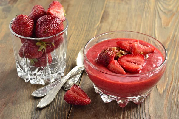 Strawberry milkshake with fresh berries and granola — Stock Photo, Image