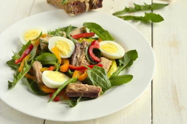 bıldırcın yumurtası, tatlı biber ve taze otlar ile balık salatası