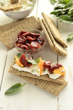 krem peynir, kurutulmuş domates ve otlar ile crispbread