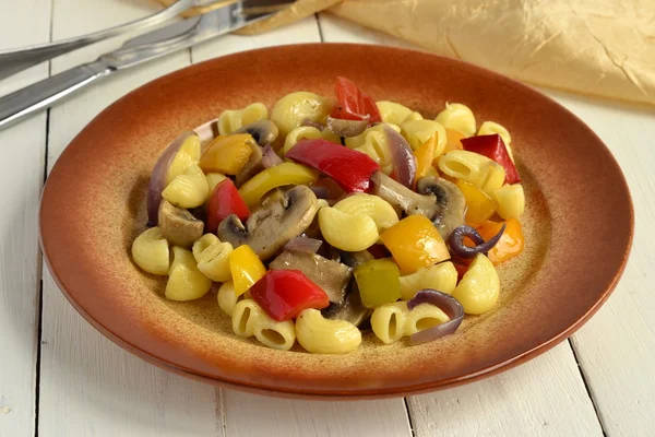 Pasta con funghi e peperoni — Foto Stock