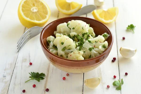 Cauliflower with garlic and parsley in lemon sauce — Stock Photo, Image