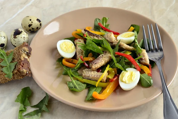 Ensalada de pescado con huevos de codorniz, pimientos dulces y hierbas — Foto de Stock