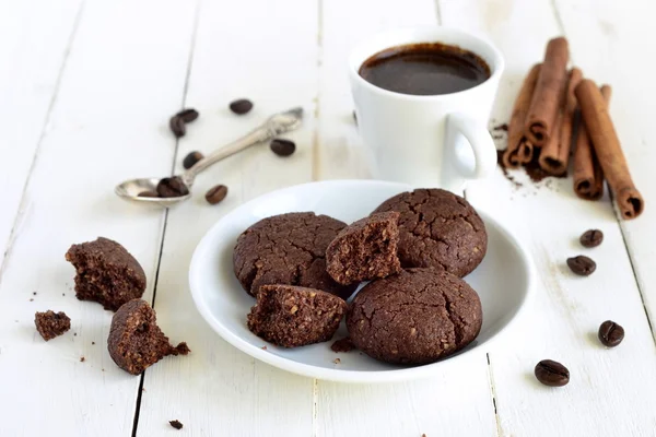 Chocolate and peanut cookies with coffee — Stock Photo, Image