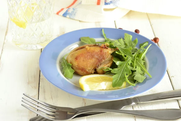 Poulet cuit au four avec salade de roquette — Photo