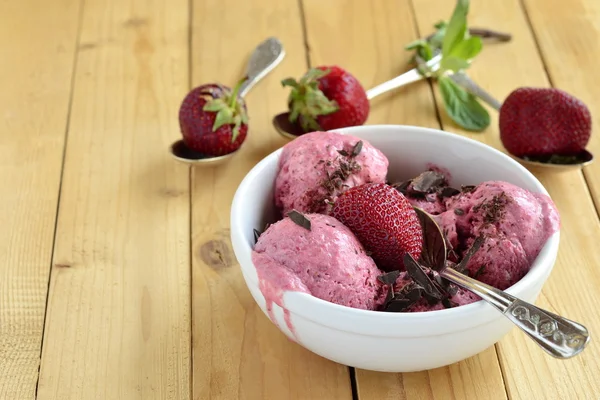 Strawberry ijs met verse bessen, munt en chocolade chips — Stockfoto