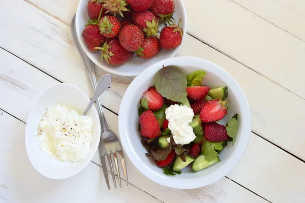 Erdbeersalat mit Gurken und Salat mit Joghurtsoße — Stockfoto