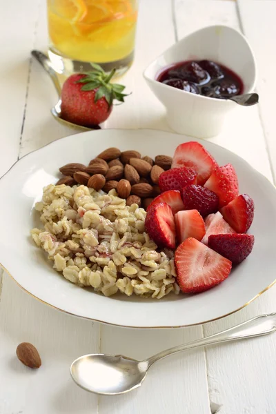 Gachas de avena, fresas frescas, almendras y mermelada —  Fotos de Stock