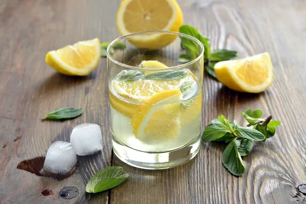 Citronnade avec glace, tranches de citron et menthe — Photo