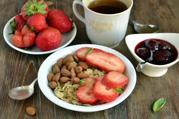 Gachas de avena, fresas frescas, almendras y mermelada —  Fotos de Stock