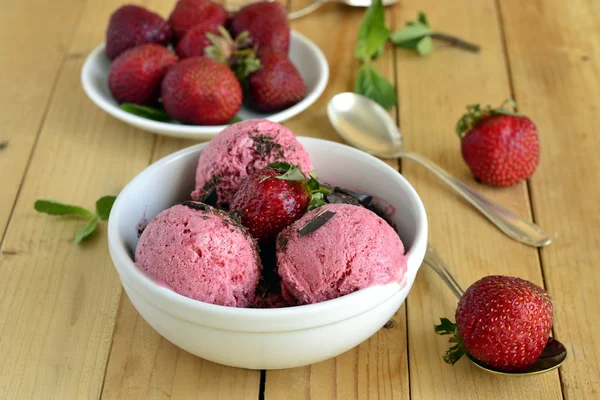 与新鲜浆果、 薄荷和巧克力草莓冰淇淋 — 图库照片