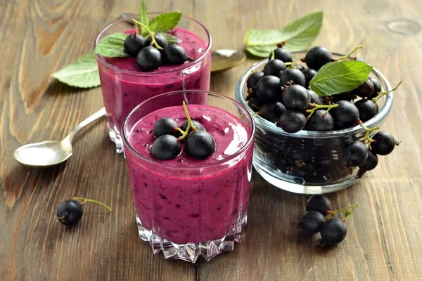 Smoothie de passa de Corinto preta com melissa e bagas frescas Imagem De Stock