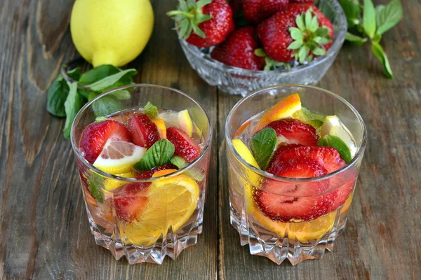 Refrescante bebida de verano con fresas y cítricos — Foto de Stock