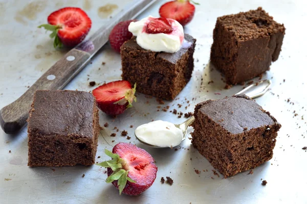 Chocolate sponge cake with strawberries and cream — Stock Photo, Image