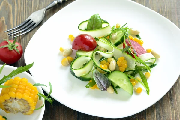 Ensalada fresca con calabacín, rúcula, maíz, pepinos y tomates —  Fotos de Stock