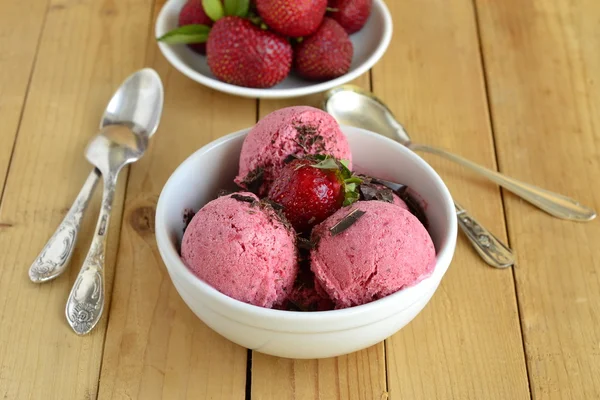 Strawberry ijs met verse bessen, munt en chocolade chips — Stockfoto