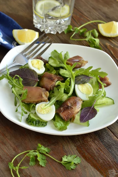 Kuře a zeleninový salát s křepelčími vejci — Stock fotografie