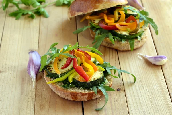 Wholegrain burger with fresh vegetables — Stock Photo, Image
