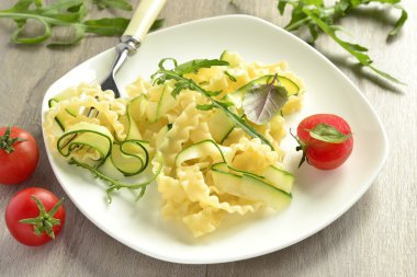 Kabak, roka, fesleğen ile İtalyan makarna erişte