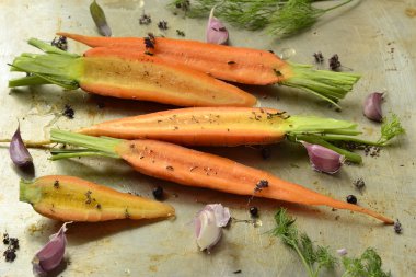 Kavurma için bir fırın tepsisindeki çiğ havuç