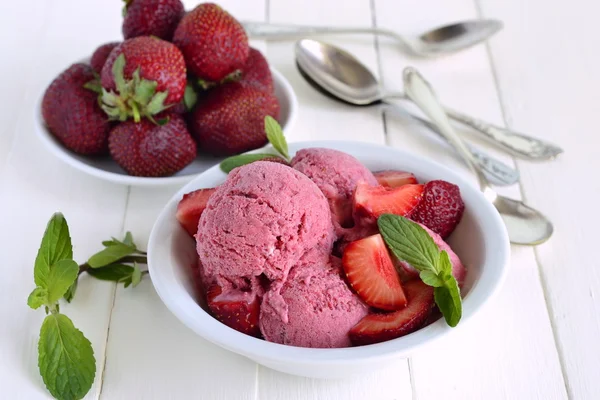 Erdbeereis mit frischen Beeren und Minze — Stockfoto