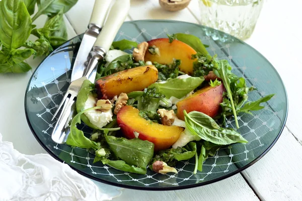 Şeftali, roka, krem peynir, pesto ve ceviz ile salata