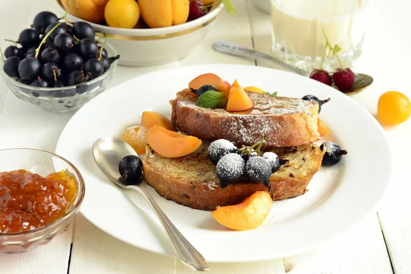 Toast français aux baies fraîches — Photo