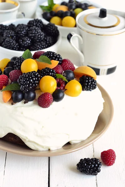 Chocolate cake with cream and fresh berries — Stock Photo, Image