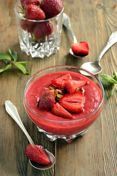 Strawberry milkshake with fresh berries and granola — Stock Photo, Image