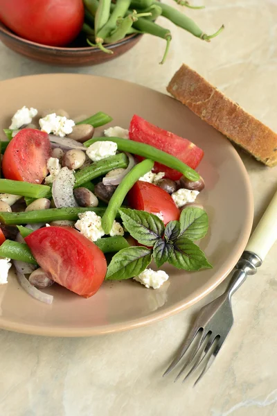 Bohnensalat mit Tomaten, grünen Bohnen und Feta — Stockfoto