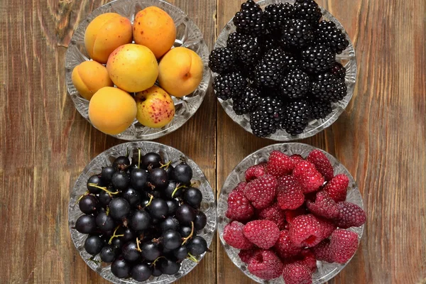 Apricots, black currants, blackberries and raspberries — Stock Photo, Image