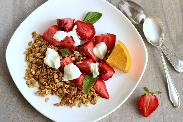 Fresas frescas, yogur y granola casera —  Fotos de Stock