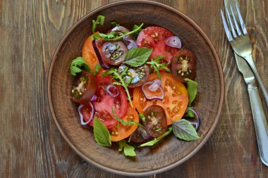 Yaz renkli salata domates ile
