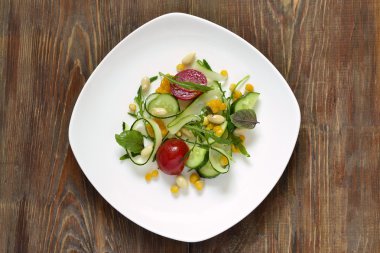 Taze kabak, roka, Mısır, salatalık ve domates salatası