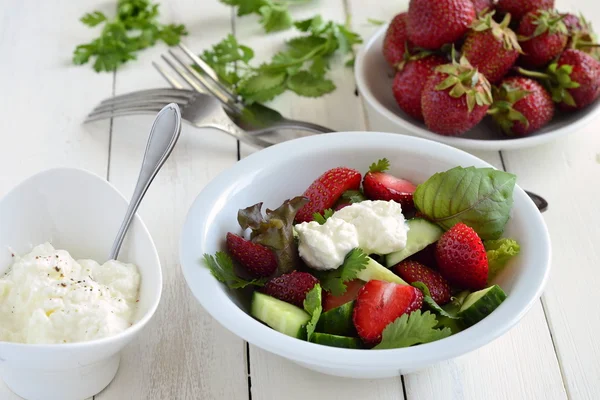 Erdbeersalat mit Gurken und Salat mit Joghurtsoße — Stockfoto