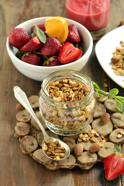 M uesli en un frasco de vidrio, fresa fresca y almendras —  Fotos de Stock