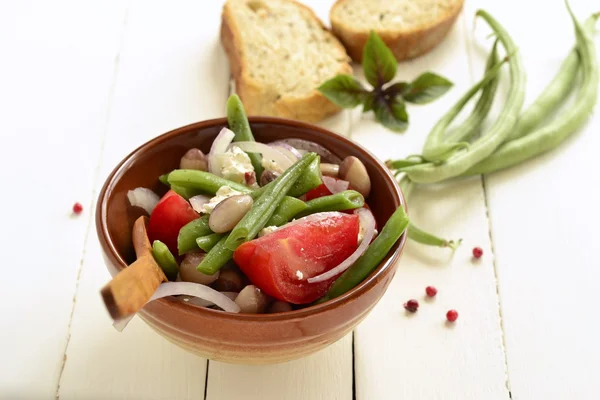 Bean salad with tomatoes, green beans and feta — Stock Photo, Image