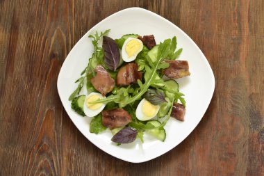 tavuk ve sebze salatası ile bıldırcın yumurtası,