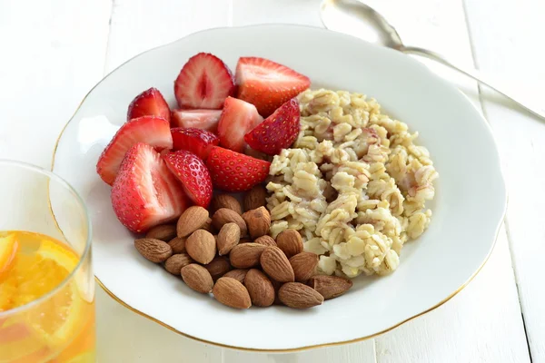 Gachas de avena, fresas frescas, almendras para el desayuno —  Fotos de Stock