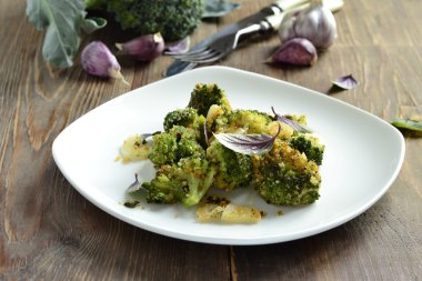 Brokoli pişmiş ekmek kırıntısı, sarımsak ve fesleğen